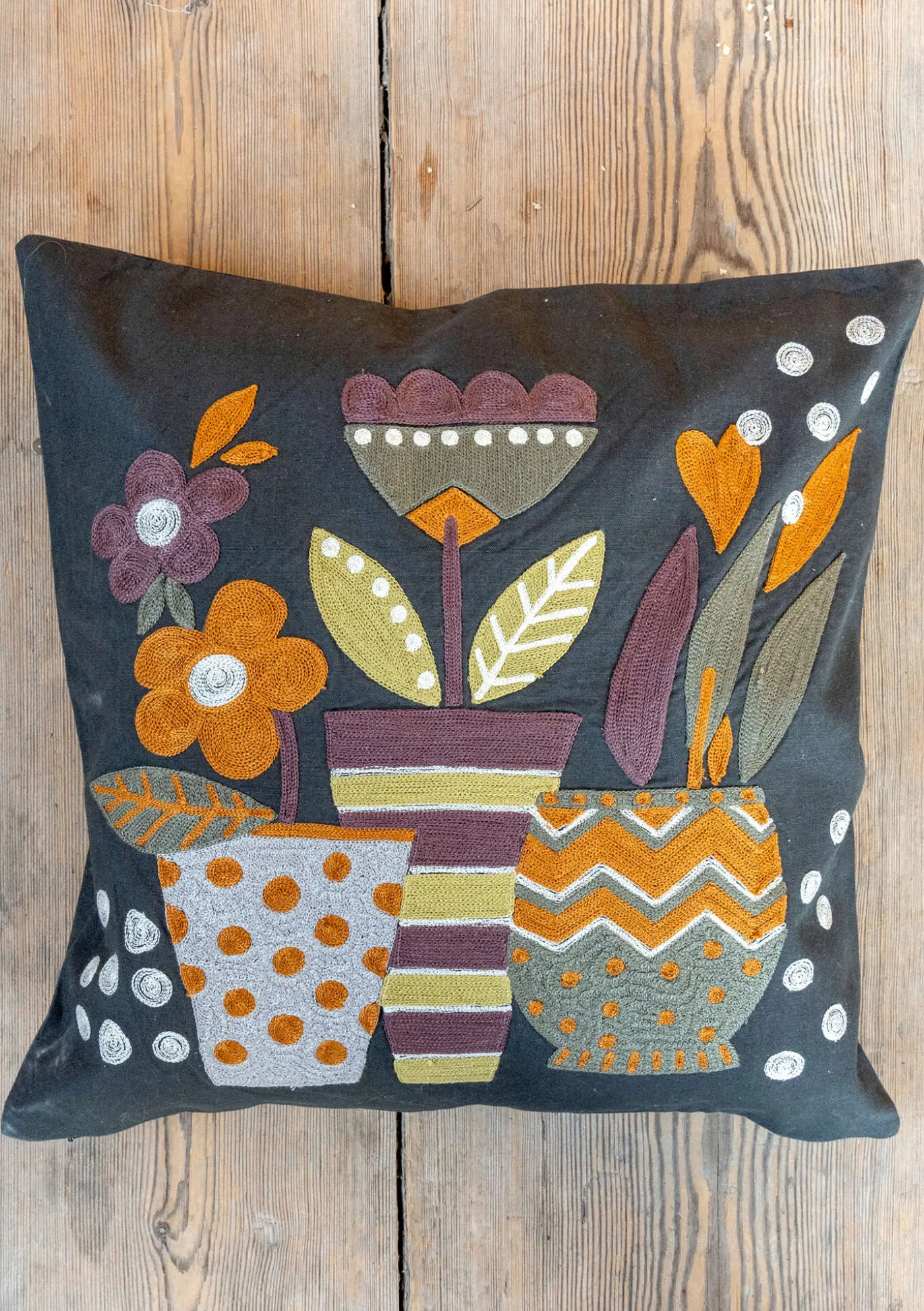 Broderat kuddfodral "Flower pots" i ekologisk bomull